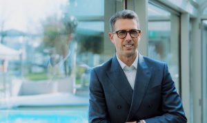 dr gallone mette a confronto l'apparecchio fisso e gli allineatori trasparenti